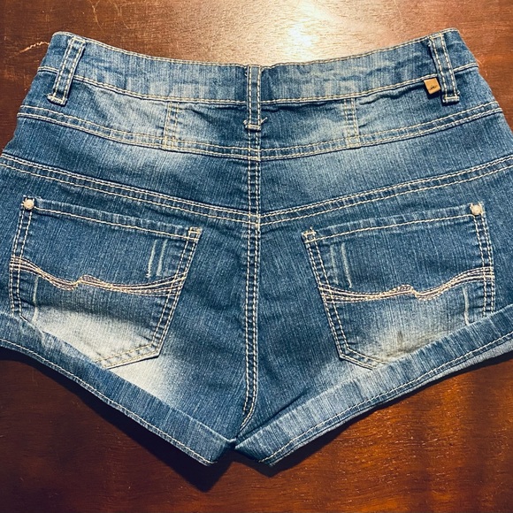 Womens Almost Famous Stretch Jean Shorts Size 7 Distressed - Picture 2 of 7